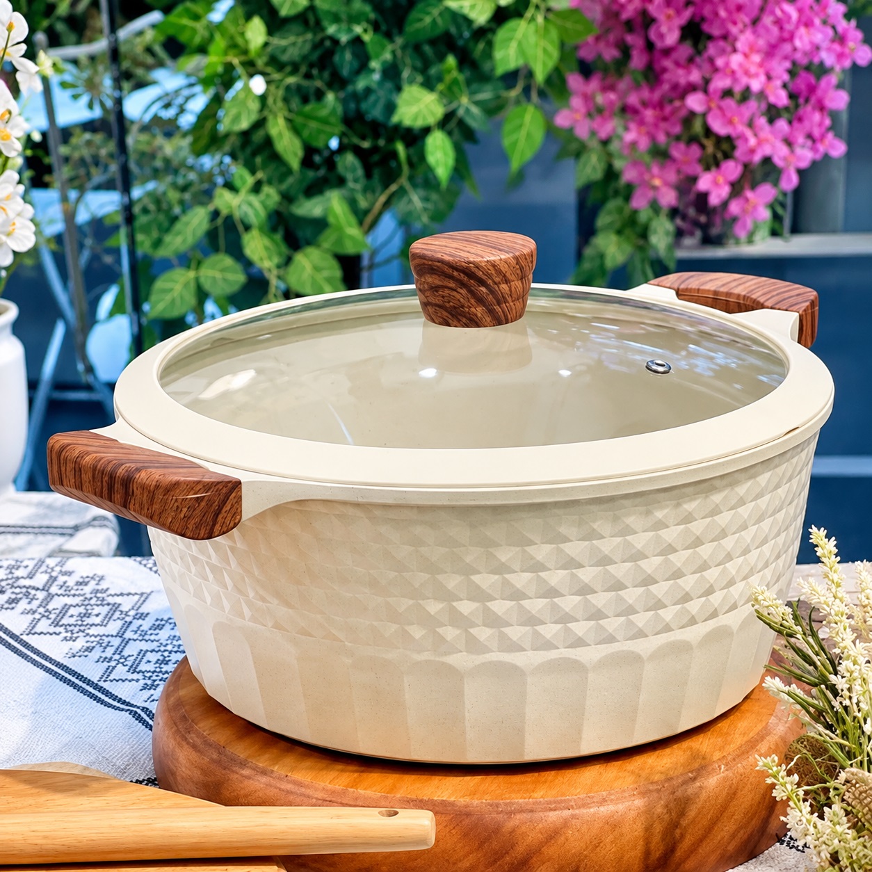 Ceramic-Coated Casserole with Glass Lid and Silicone Rim - 20 cm